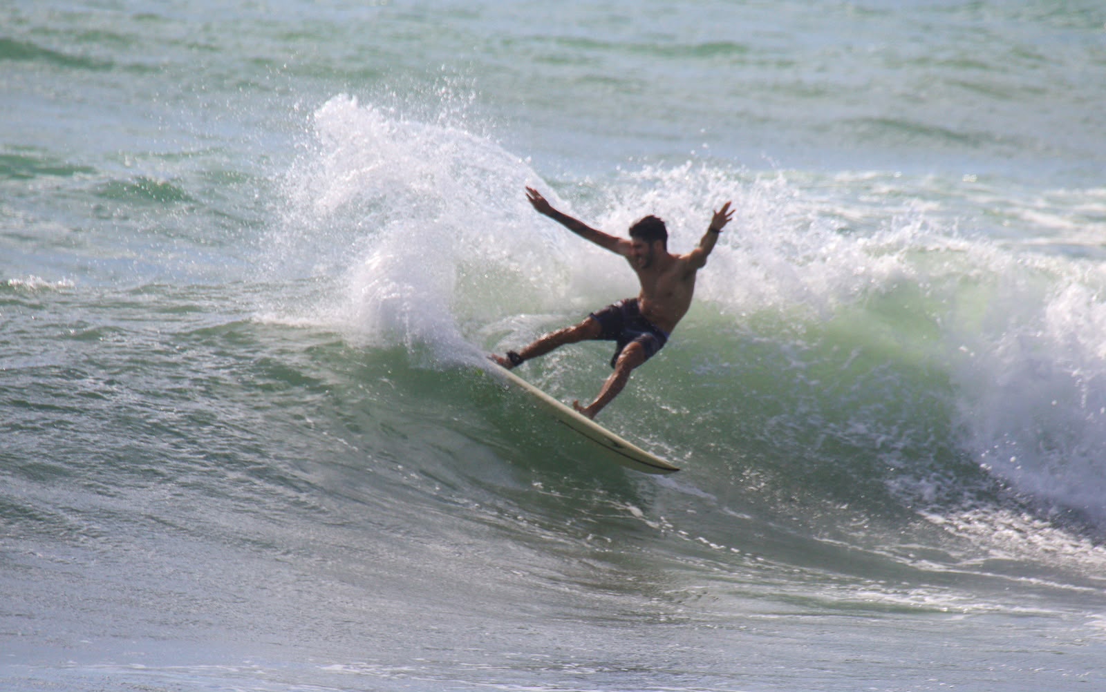 Iago Aragão surfando